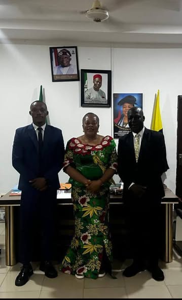 DR. UMEAKUEWULU RECEIVES EFCC DELEGATION