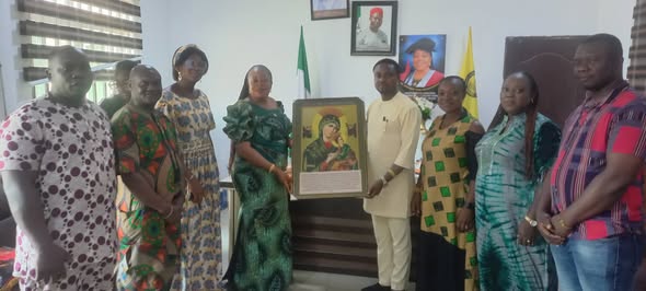 DR. UMEAKUEWULU RECEIVES MHWUN