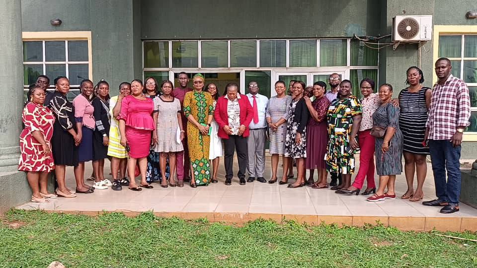 DR. UMEAKUEWULU MEETS MEDICAL LABORATORY STAFF